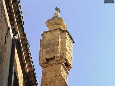 ... per poi innalzarsi verso il cielo con un raffinato coronamento a cipolla. Ma qual era la sua funzione?